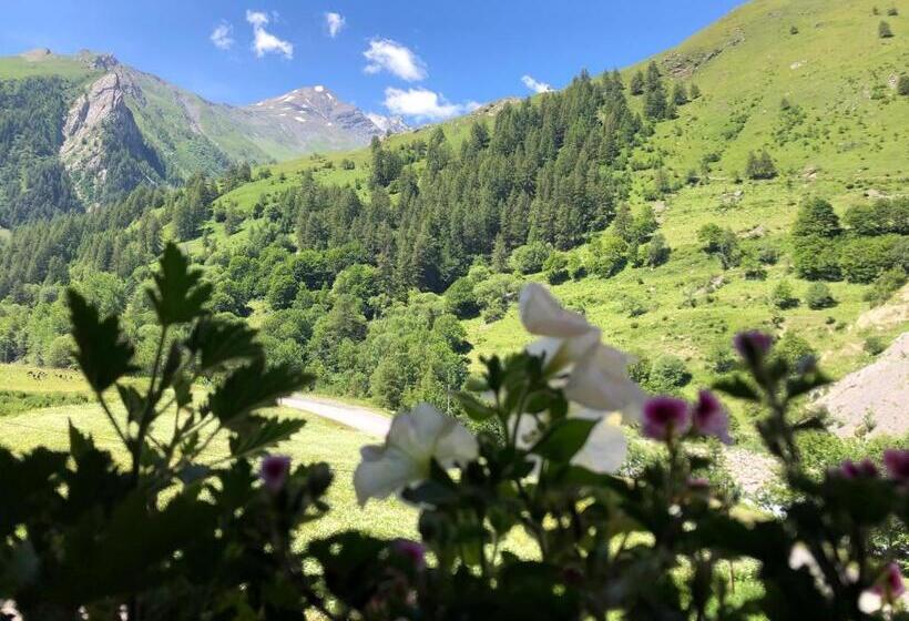 اتاق استاندارد با چشم‌انداز کوهستان, La Ferme Des étroits