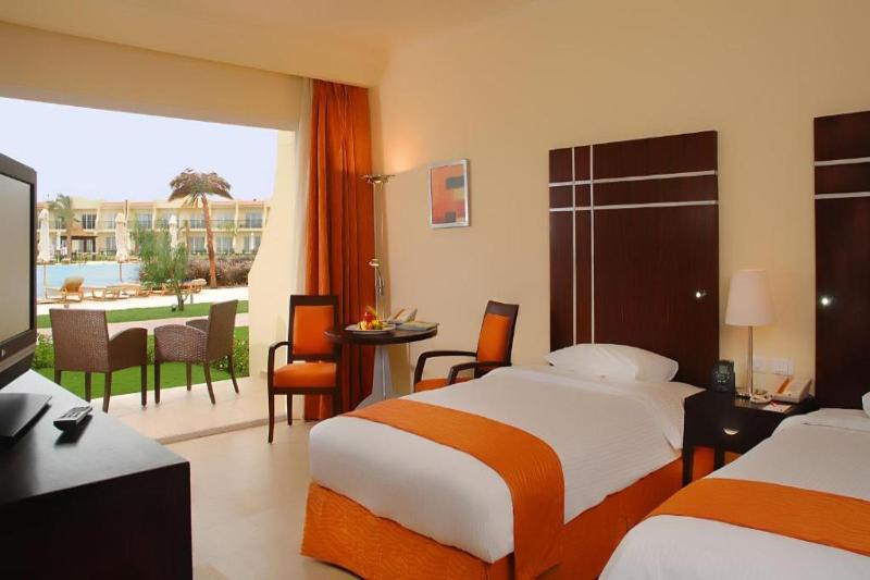 اتاق لوکس با چشم‌انداز استخر, Doubletree By Hilton Sharm El Sheikh  Sharks Bay Resort