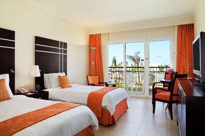 اتاق لوکس با چشم‌انداز استخر, Doubletree By Hilton Sharm El Sheikh  Sharks Bay Resort