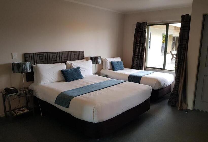 Студия Стандарт, Portmans Motor Lodge