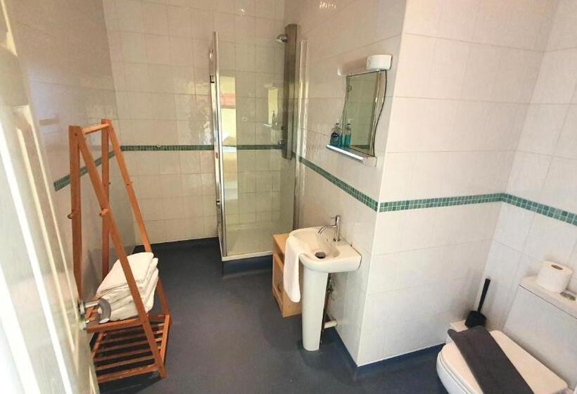 חדר משפחתי, Reef Lodge