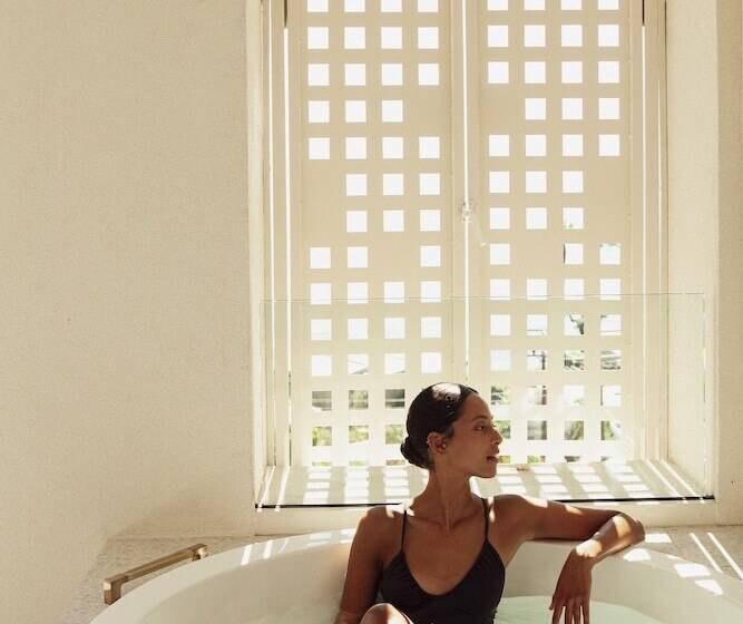 سوئیت با وان آب گرم, Domes Miramare, A Luxury Collection Resort, Corfu   Adults Only