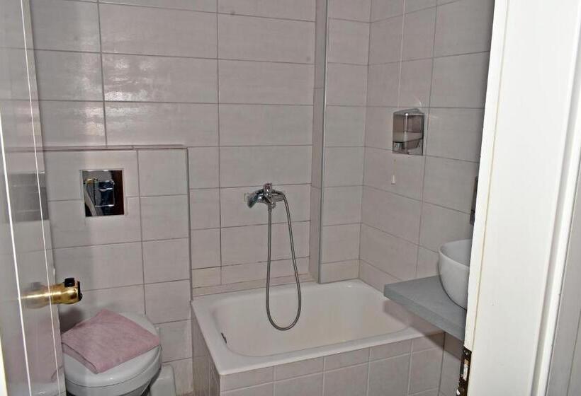اتاق استاندارد سه نفره, Iniohos Hotel Restaurant