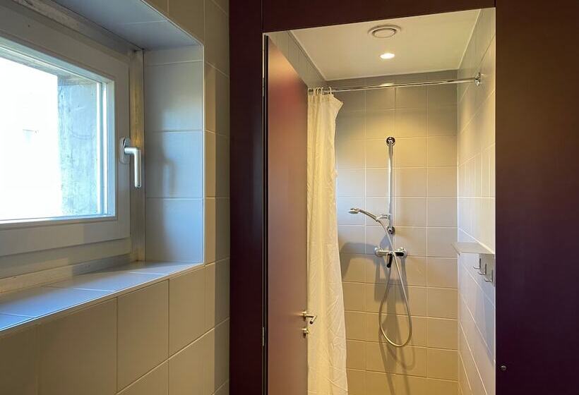اتاق استاندارد چهارنفره با سرویس بهداشتی مشترک, Lausanne Youth Hostel Jeunotel