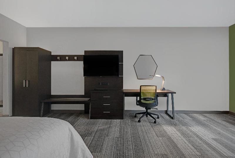 带大床的套房, Holiday Inn Express   Milwaukee Downtown, An Ihg