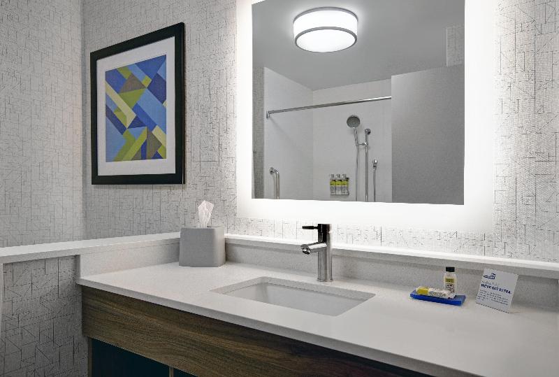 带大床的套房, Holiday Inn Express   Milwaukee Downtown, An Ihg