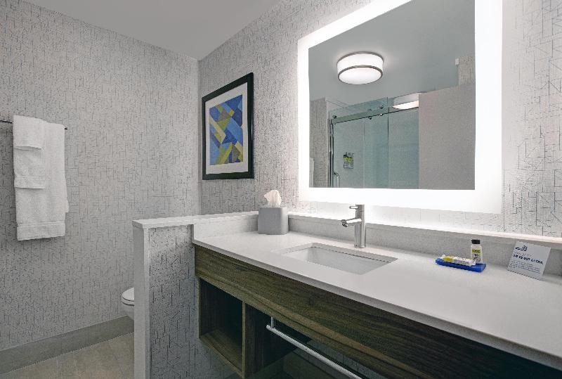 带大床的标准间, Holiday Inn Express   Milwaukee Downtown, An Ihg