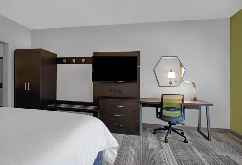 带大床的套房, Holiday Inn Express   Milwaukee Downtown, An Ihg