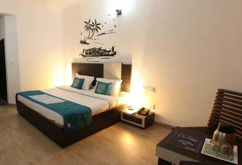 디럭스 룸, Vatika   The Riverside Resort