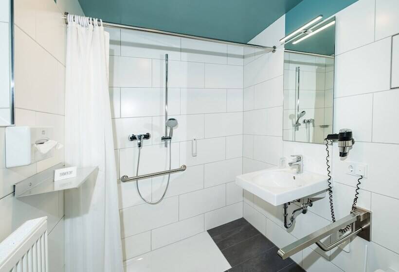 Quarto Estandar Individual, Inndependence