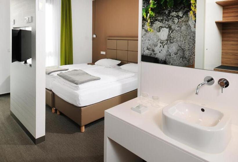 Quarto Familiar, Inndependence