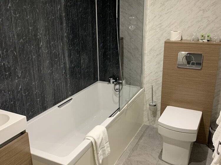 Quarto Familiar, The Trouville Bournemouth