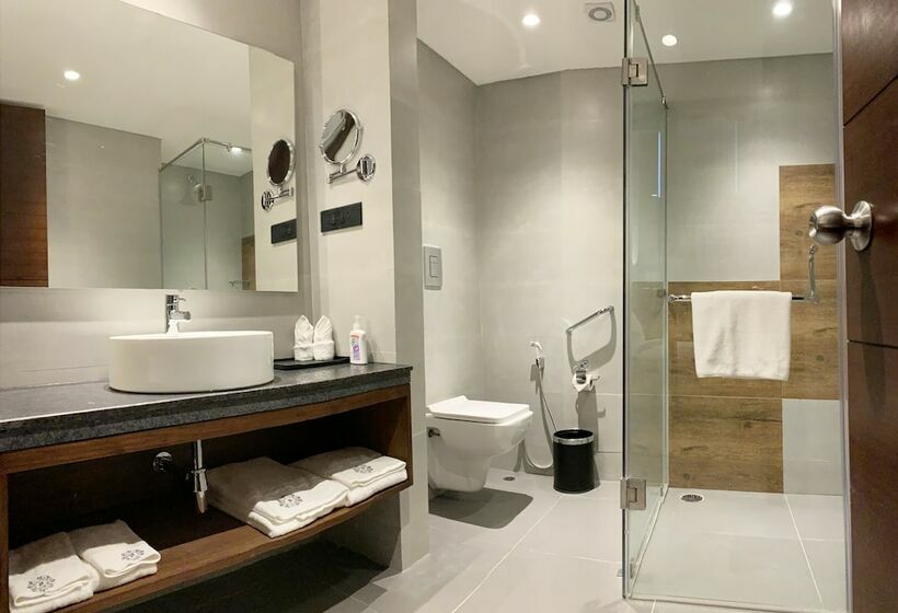 家庭间, The Rosefinch Sarovar Portico