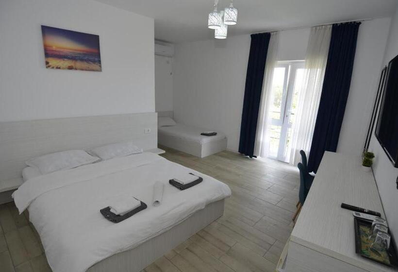 اتاق استاندارد سه تخته با بالکن, Glow Guesthouse Costinesti