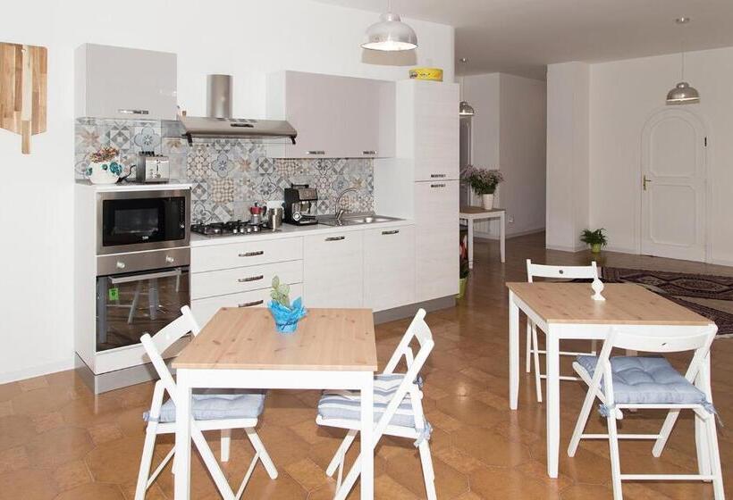 اتاق لوکس با بالکن, Al Siciliando B&b