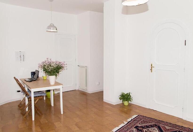 اتاق لوکس با بالکن, Al Siciliando B&b