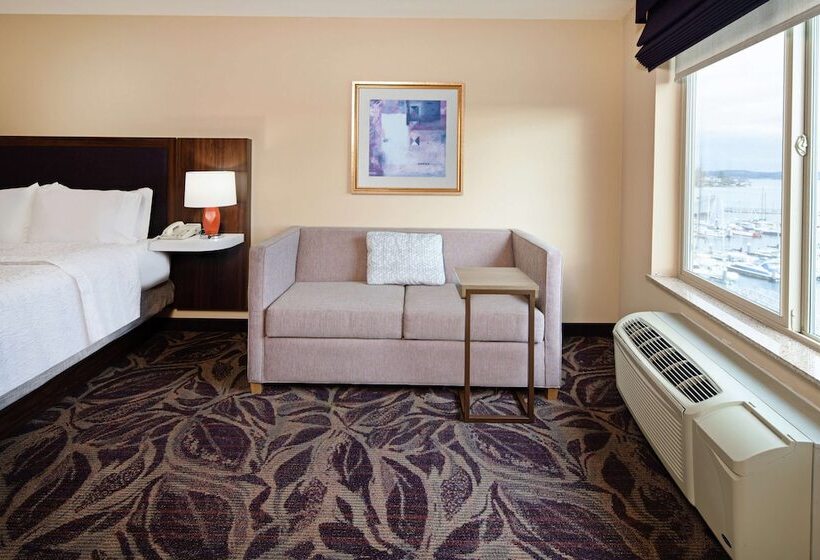 스탠다드 스튜디오, Hampton Inn & Suites Bremerton