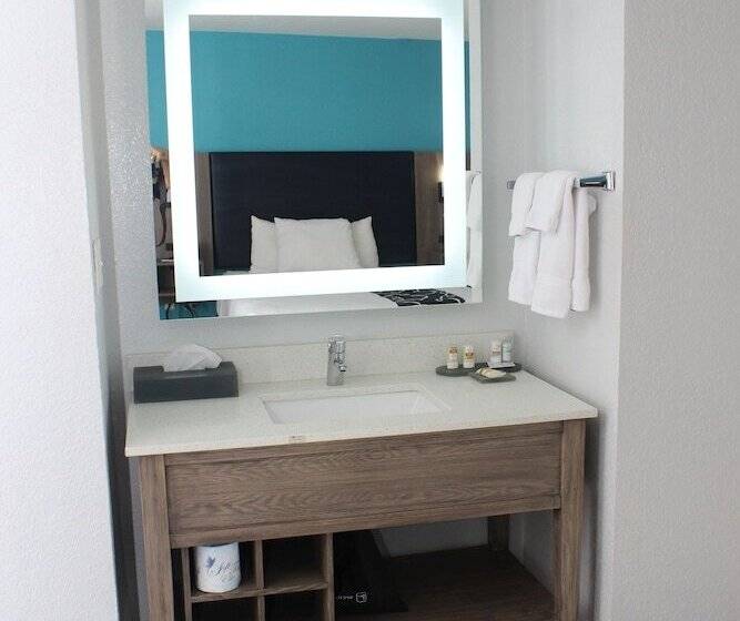 חדר סטנדרט שתי מיטות זוגיות, La Quinta By Wyndham Oceanfront Daytona Beach