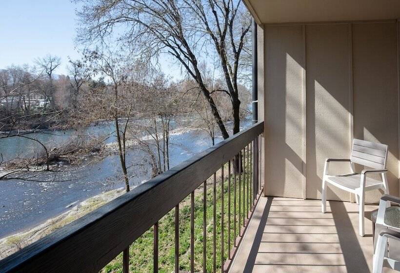 스탠다드 룸 더블 침대, Riverside Inn
