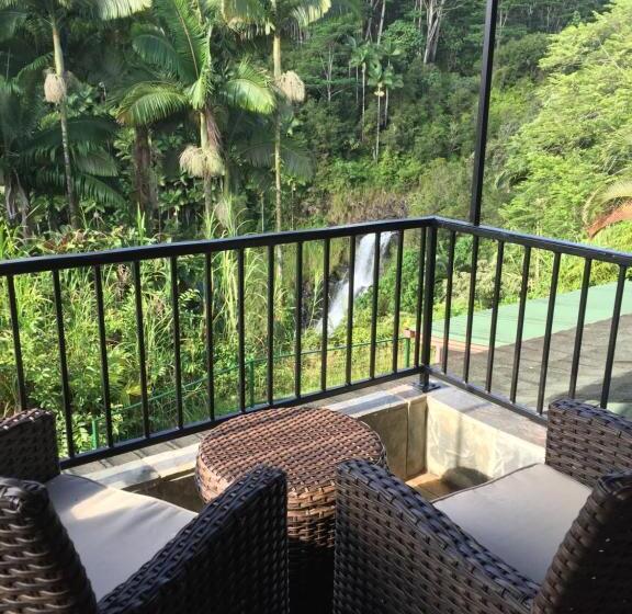 Premium room with view, The Inn At Kulaniapia Falls