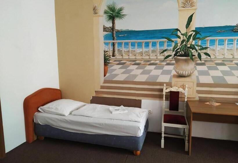 اتاق استاندارد سه تخته با سرویس بهداشتی مشترک, Tourist Room Maria