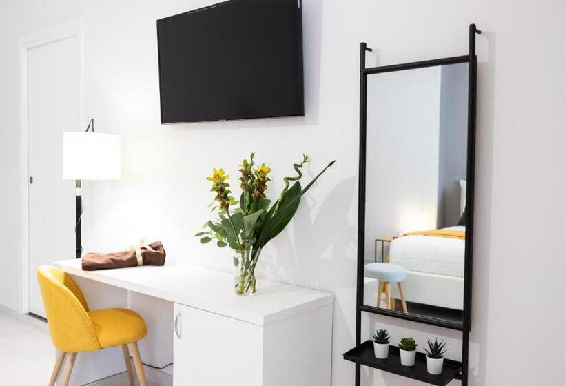 اتاق لوکس سه تخته, Li Cetti