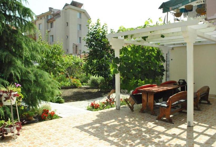 Апартаменты 1 Спальня Вид на Сад, Veda Guest House