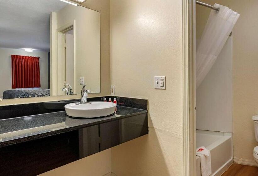 غرفة قياسية سرير كينج لذوى الإحتياجات الخاصة, Quality Inn & Suites