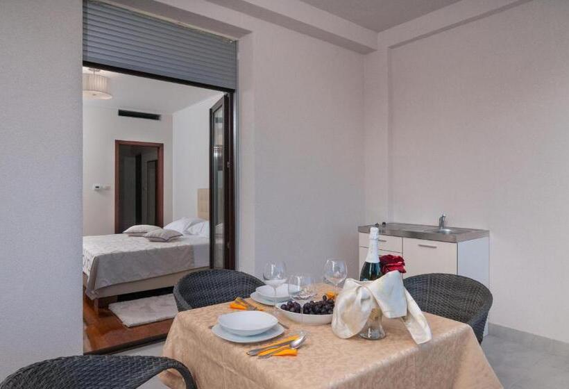 חדר דלוקס עם מרפסת, Luxury Rooms Near The Beach2