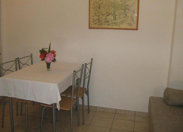 شقة غرفة واحدة, Villa Maria