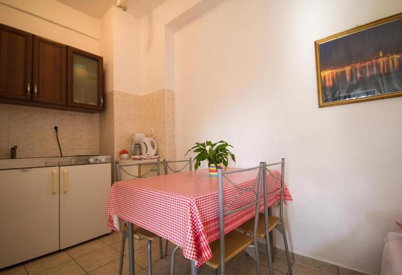 شقة غرفة واحدة, Villa Maria