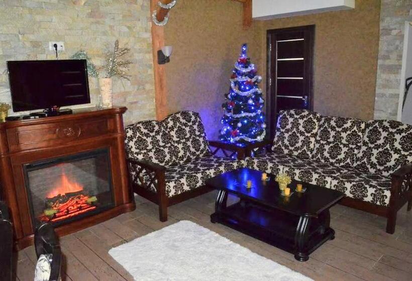 Трехместный Номер Стандарт с Балконом, затишний міні готель Rosky