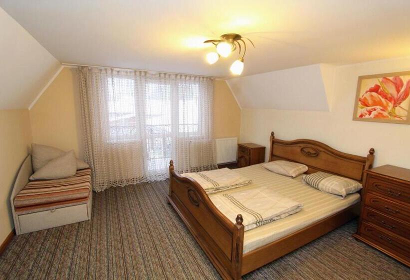 Трехместный Номер Стандарт с Балконом, затишний міні готель Rosky