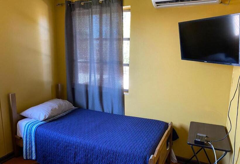 اتاق استاندارد سه نفره, Hostal Radal Molina
