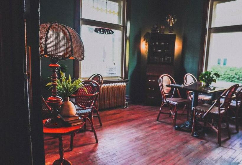 Номер Стандарт, Manoir Des Curiosits