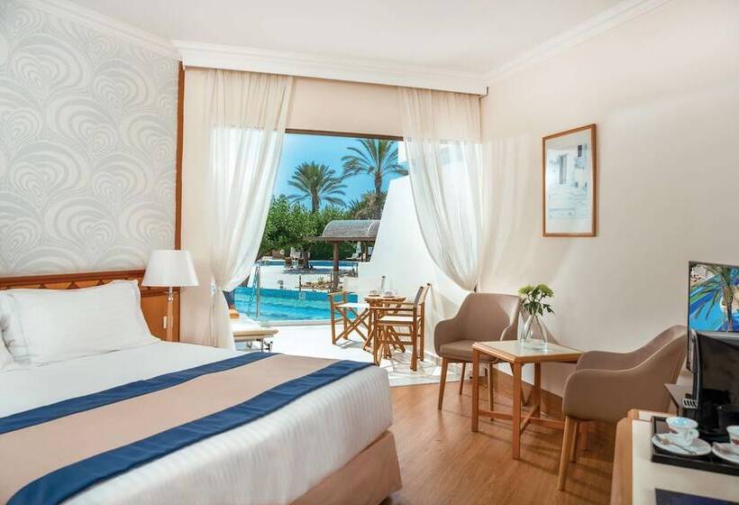 Семейный Номер, Constantinou Bros Athena Beach Hotel