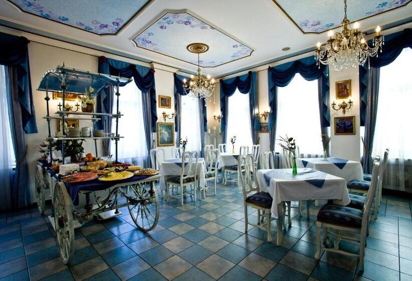 اتاق استاندارد سه نفره, William