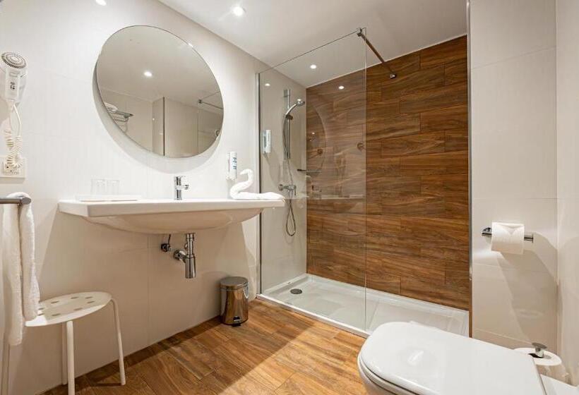 Family Suite, Rosella affiliated by Intelier
