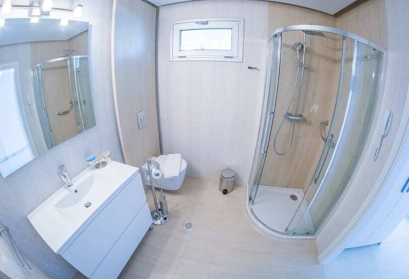 سوییت سوپریور, Hydrele Beach Hotel & Village