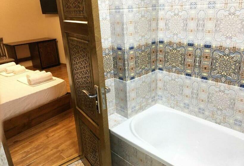 اتاق استاندارد سه نفره, Old House