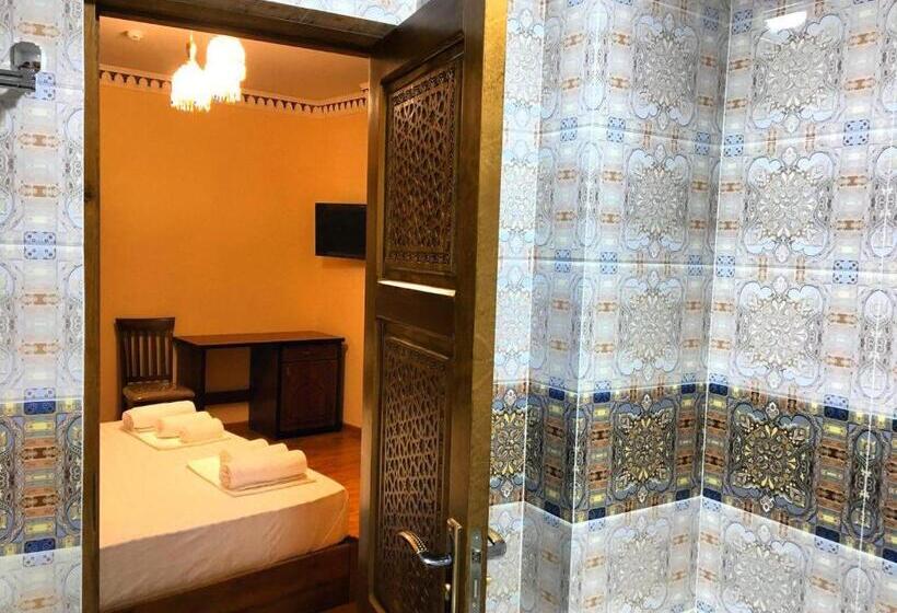 اتاق لوکس, Old House