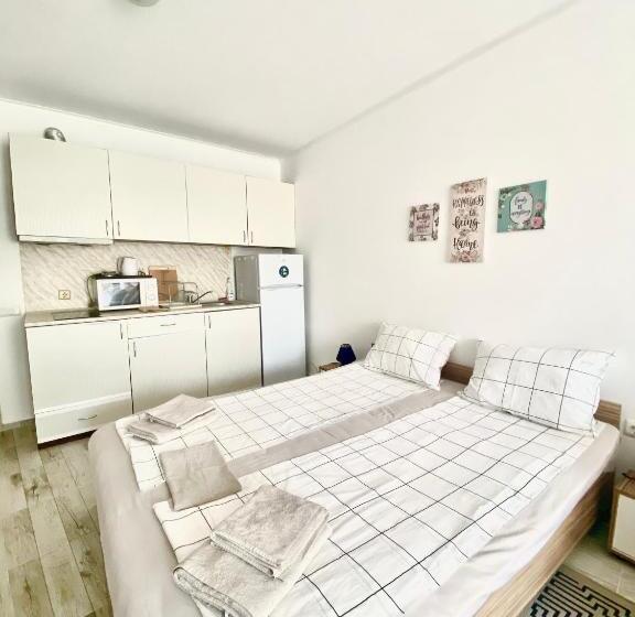 Студио Стандарт Вид на Сад, Apartments In Sunny Island Complex