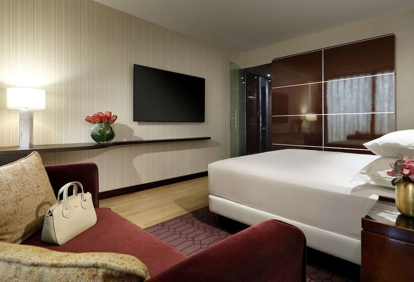 Номер Клуб, Hyatt Regency Barcelona Tower