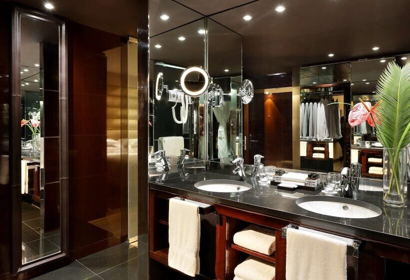Номер Клуб, Hyatt Regency Barcelona Tower