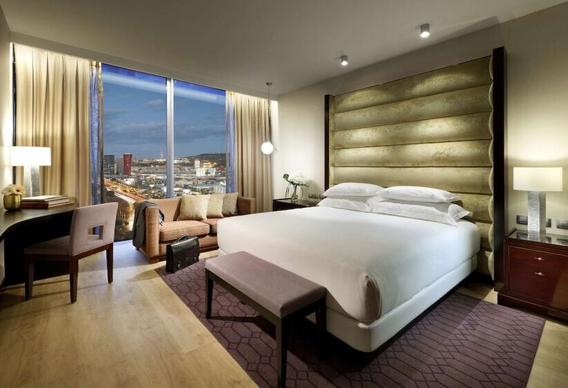 Номер Клуб, Hyatt Regency Barcelona Tower