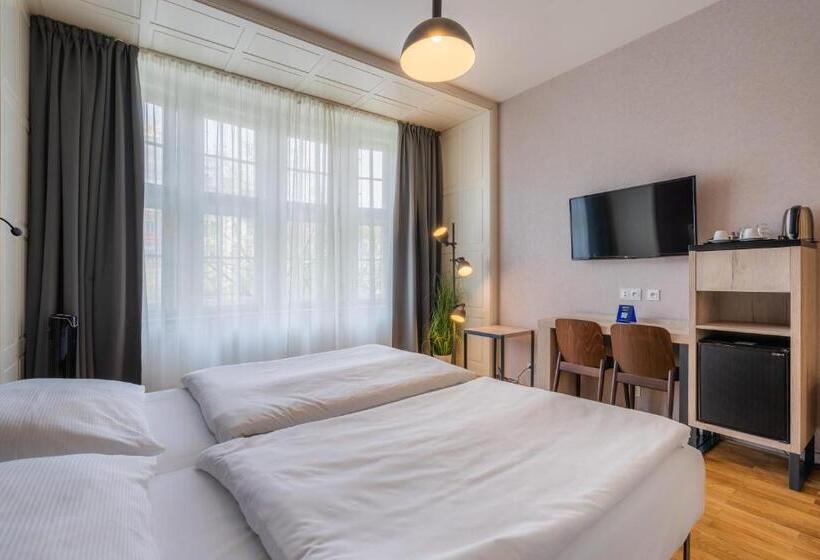 استودیوی سوپریور, Ea Aparthotel Melantrich