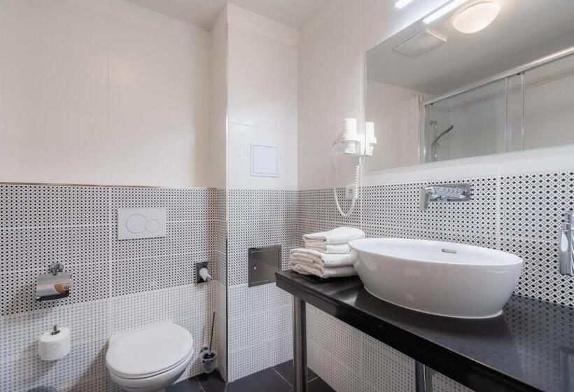 استودیوی سوپریور, Ea Aparthotel Melantrich
