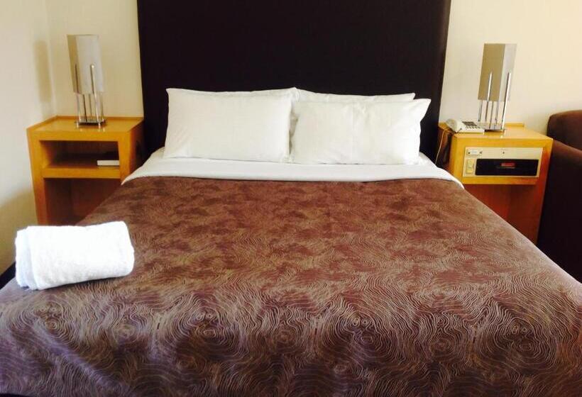 스탠다드 스튜디오, Sandown Regency Hotel & Apartments
