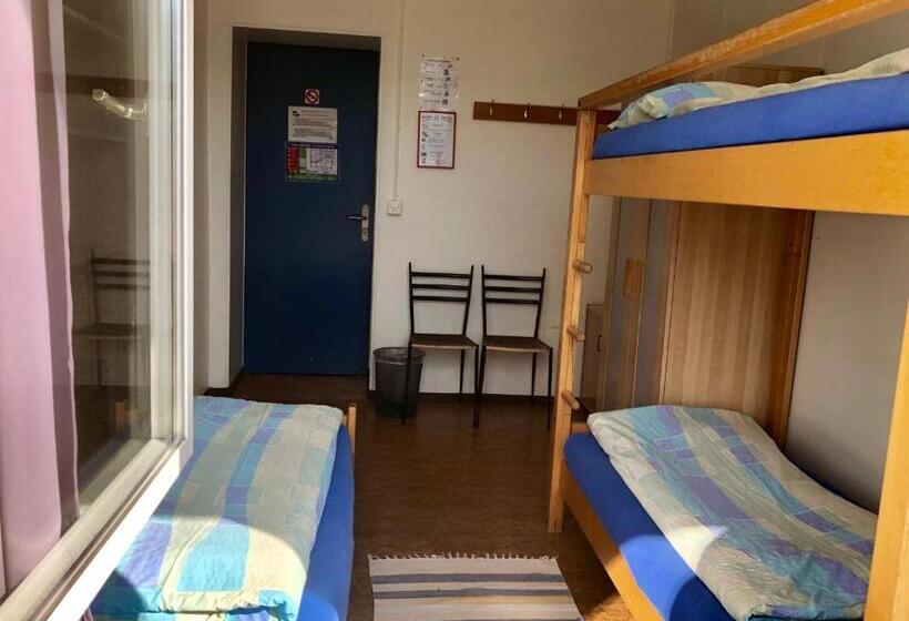 标准三人间, Auberge Pour Tous