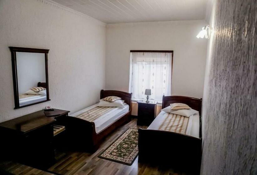 اتاق استاندارد, Claudiu